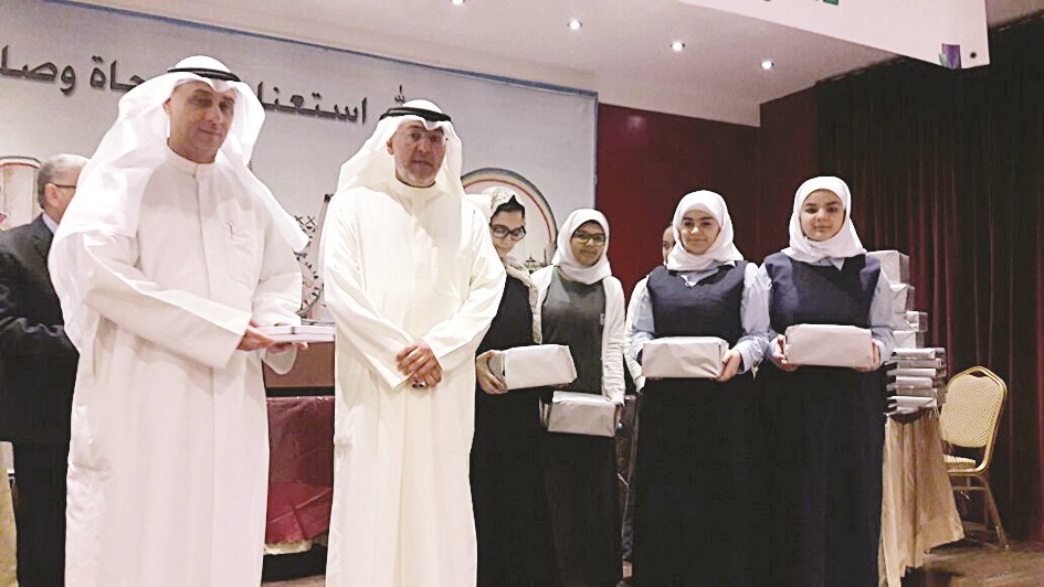 تسليم جوائز للطالبات الفائزات