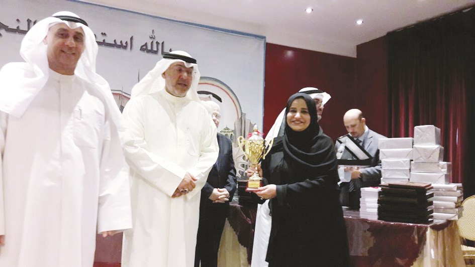 أحلام الخراز تتسلم كأس المركز الأول في مسابقة أفضل مختبر في التعليم الخاص