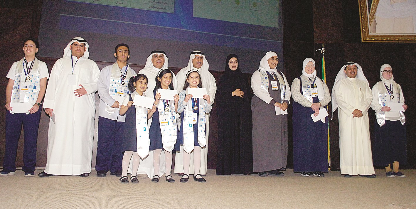 u0627u0644u0641u0627u0631u0633 u064au062au0648u0633u0651u0637 u0645u062cu0645u0648u0639u0629 u0645u0646 u0627u0644u0637u0644u0628u0629 u0627u0644u0641u0627u0626u0632u064au0646 u0628u062cu0648u0627u0626u0632 u00abu062au062du062fu064a u0627u0644u0642u0631u0627u0621u0629u00bb (u062au0635u0648u064au0631 u0628u0633u0627u0645 u0632u064au062fu0627u0646)