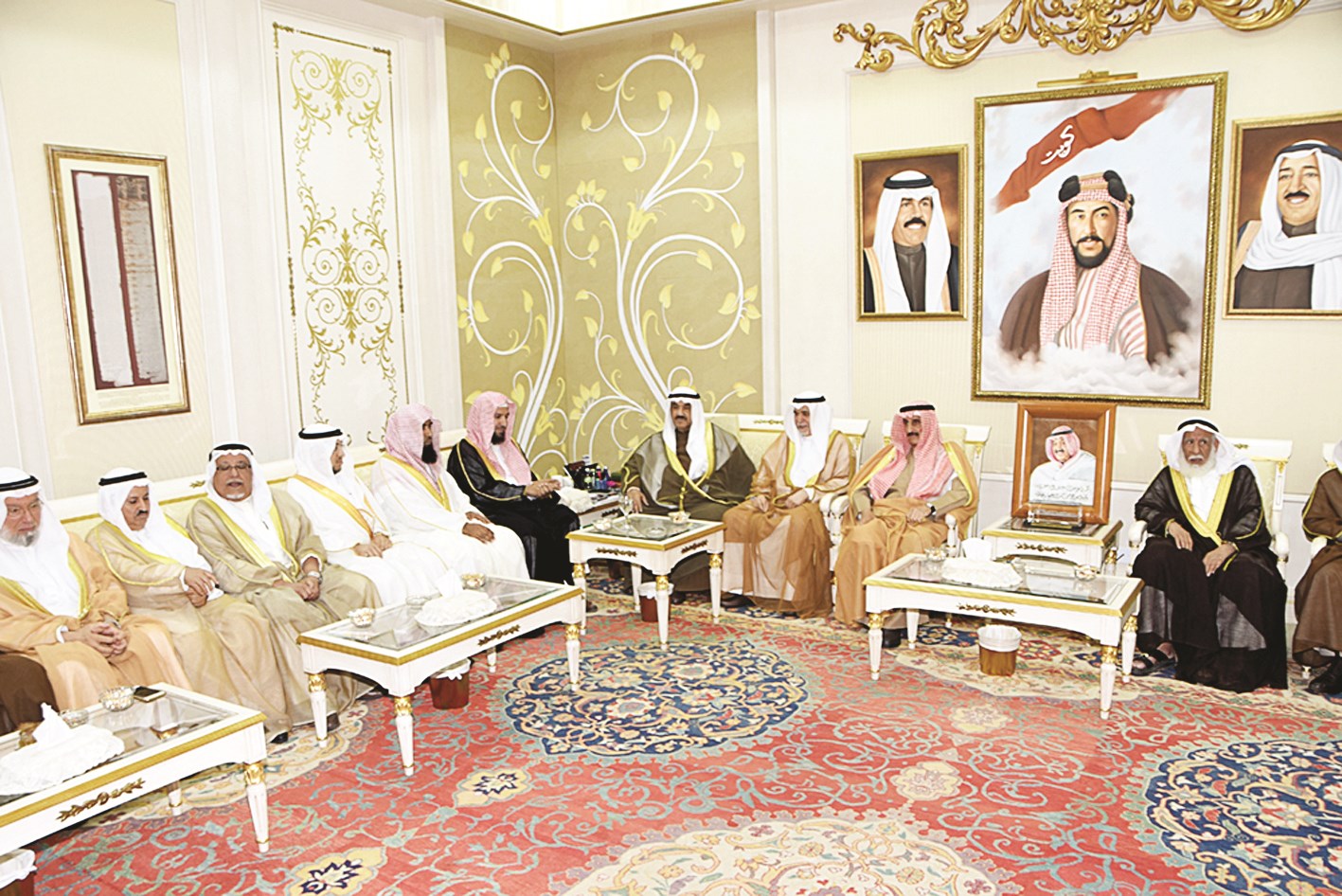 ناصر المحمد مستقبلاً الوفد السعودي