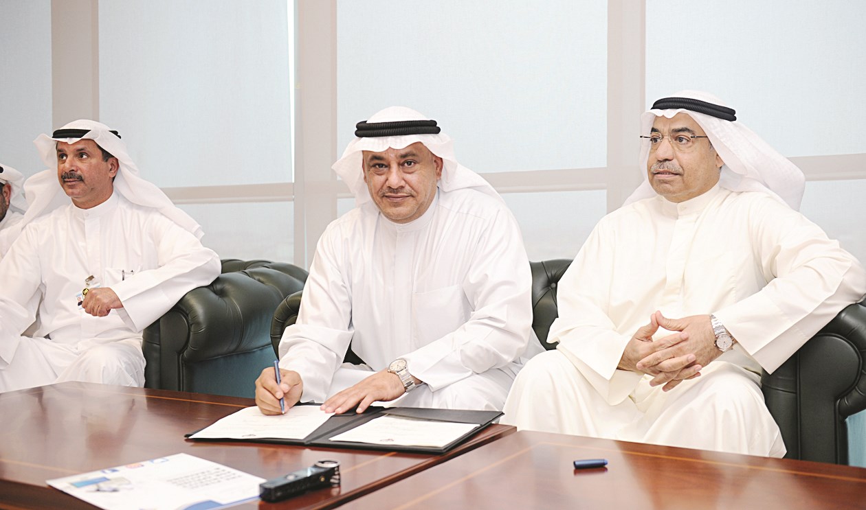 المطيري موقعاً على المذكرة وإلى جواره المجدلي والأثري