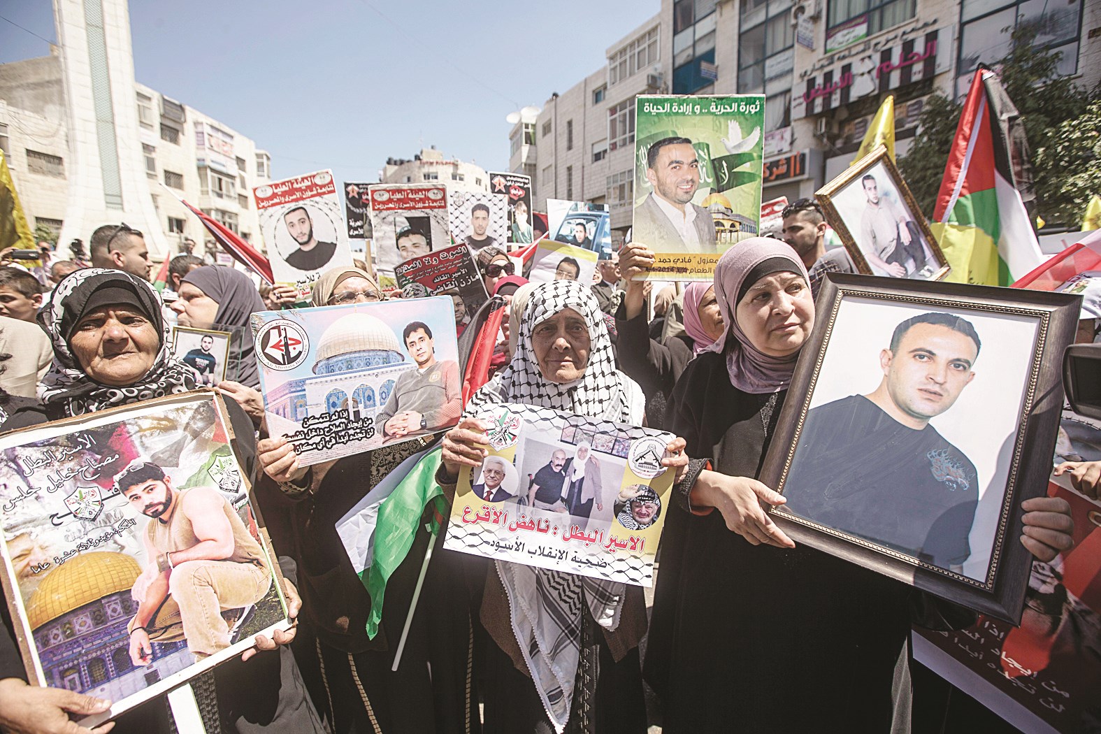 u0623u0642u0627u0631u0628 u0644u0645u0639u062au0642u0644u064au0646 u0641u0644u0633u0637u064au0646u064au064au0646 u0641u064a u0625u0633u0631u0627u0626u064au0644 u064au062du0645u0644u0648u0646 u0635u0648u0631u0627u064b u0644u0647u0645 u062eu0644u0627u0644 u062au0638u0627u0647u0631u0629 u0641u064a u0631u0627u0645 u0627u0644u0644u0647 (u0627 u0628)