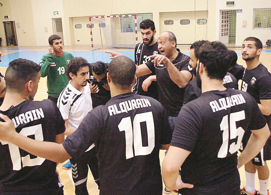 u0645u062fu0631u0628 u0627u0644u0642u0631u064au0646 u0645u062du0645u062f u0639u0628u062fu0627u0644u0645u0639u0637u064a u064au0648u062cu0647 u0627u0644u0644u0627u0639u0628u064au0646 u062eu0644u0627u0644 u0627u0644u0645u0628u0627u0631u0627u0629 u0645u0639 u0627u0644u062au0636u0627u0645u0646  b  (u062au0635u0648u064au0631 u0628u0633u0627u0645 u0632u064au062fu0627u0646)