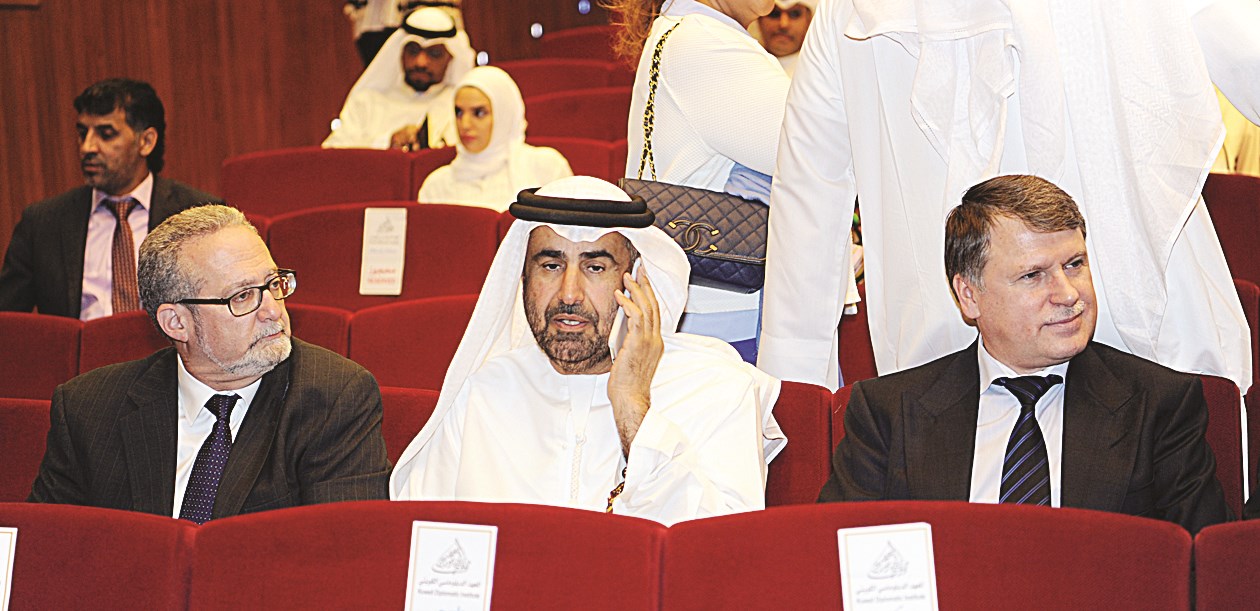 السفيران الروسي والأميركي وبينهما الإماراتي