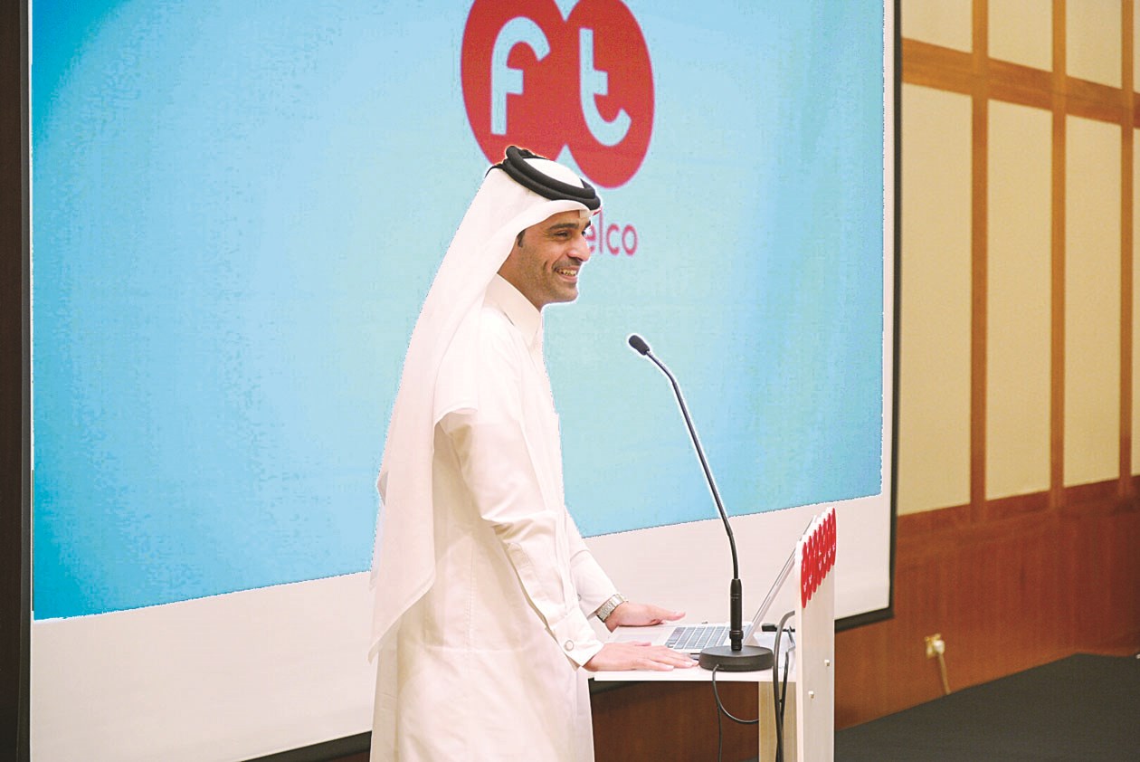 آل ثاني متحدّثاً أمام الموظفين