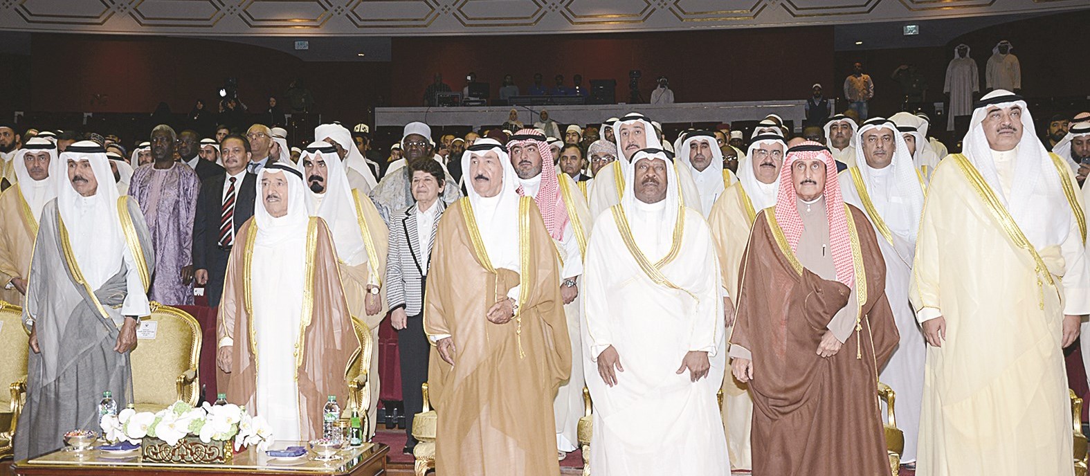 صاحب السمو يتوسط سمو ولي العهد وكبار الحضور لدى بدء الحفل