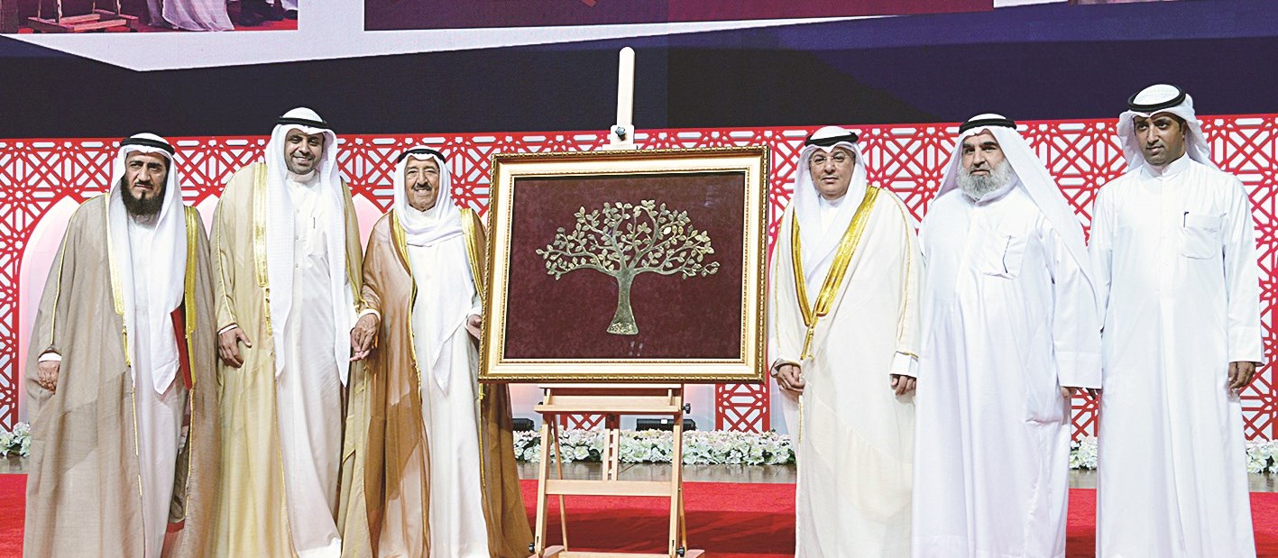 هدية لصاحب السمو من مسؤولي وزارة الأوقاف