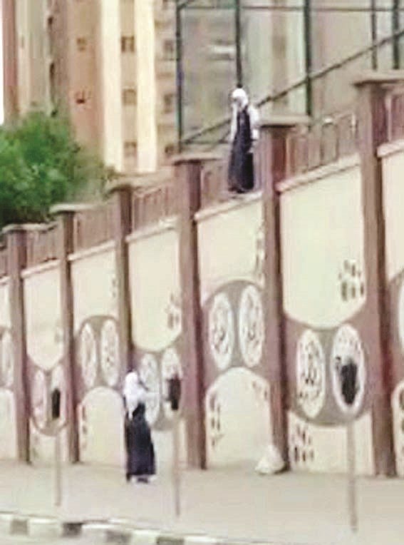 u0625u062du062fu0649 u0627u0644u0637u0627u0644u0628u062au064au0646 u0641u064a u0637u0631u064au0642u0647u0627 u0644u0644u0642u0641u0632