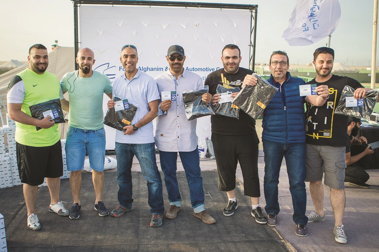 الفائزون مع جوائزهم