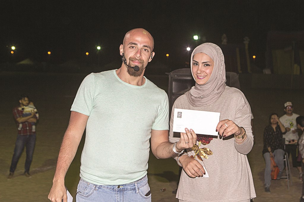 فائزة تتسلّم جائزتها