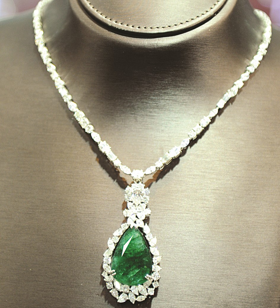 أحجار كريمة اختيرت بعناية فائقة