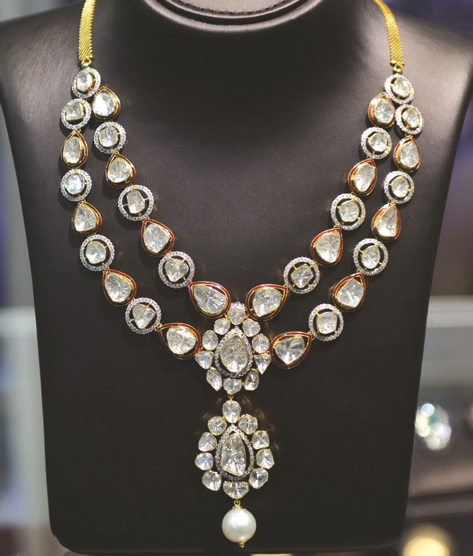 أطقم ترضي وتناسب كل الأذواق