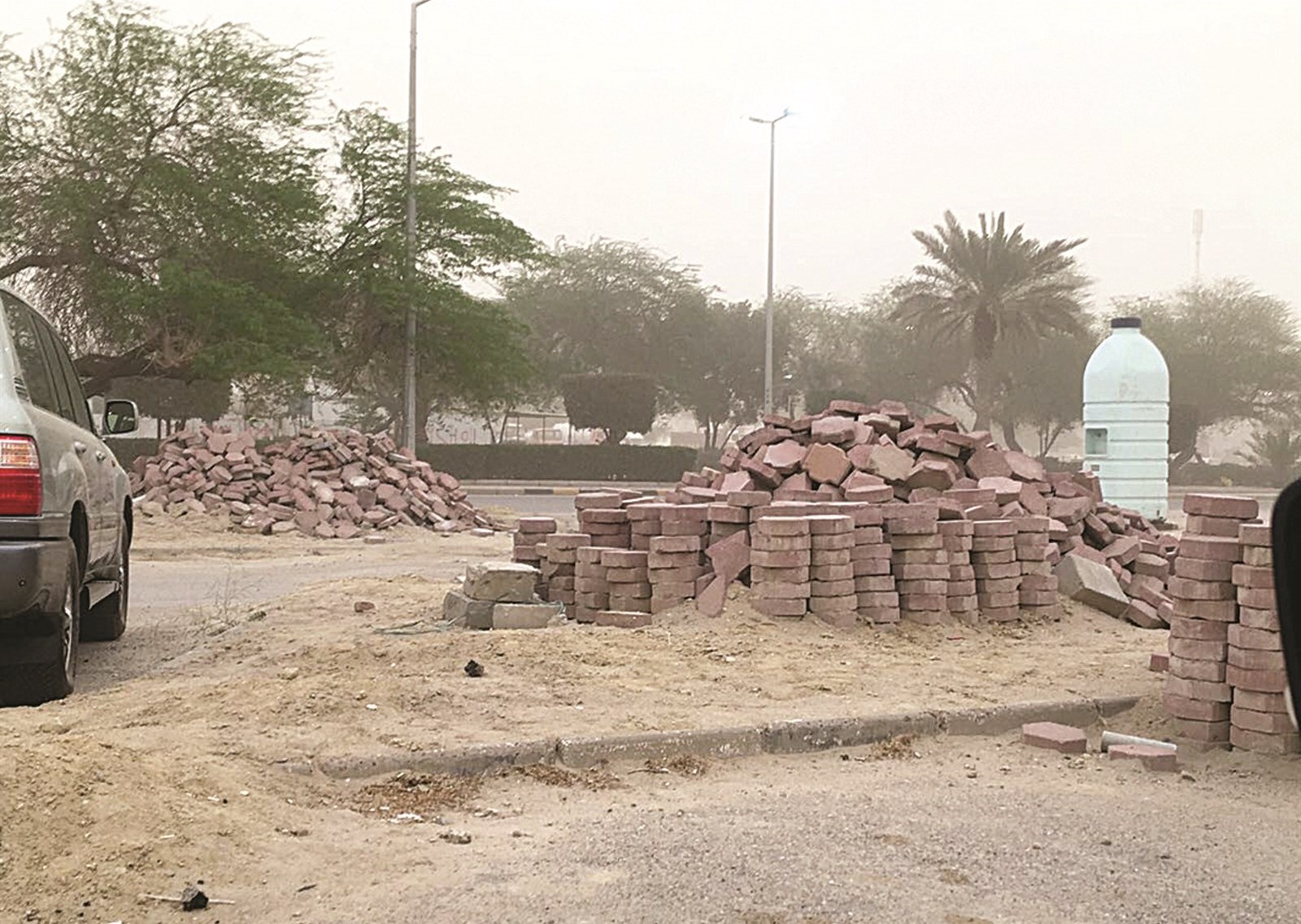 شوارع المنطقة تكسرت منذ شهور وإلى الآن لم تعد إلى طبيعتها