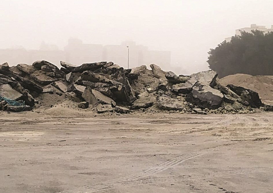 أكوام من الأتربة والأسفلت ناتجة عن كشط الشوارع تملأ الساحات وجوانب الطرق