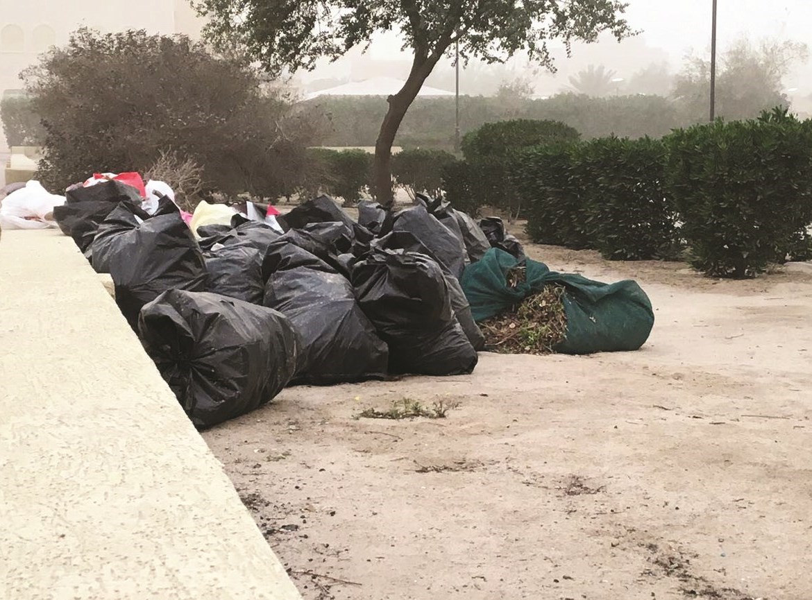 نفايات في أكياس مجمّعة دون نقلها