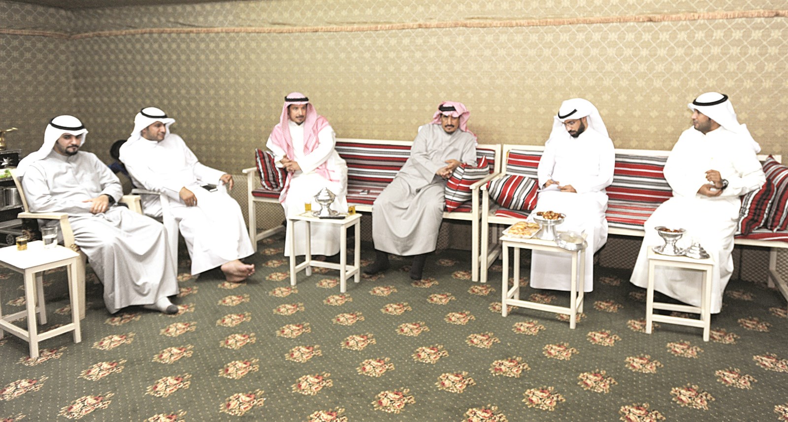 رواد الديوانية يتحدثون للزميل نواف نايف   (تصوير كرم ذياب)