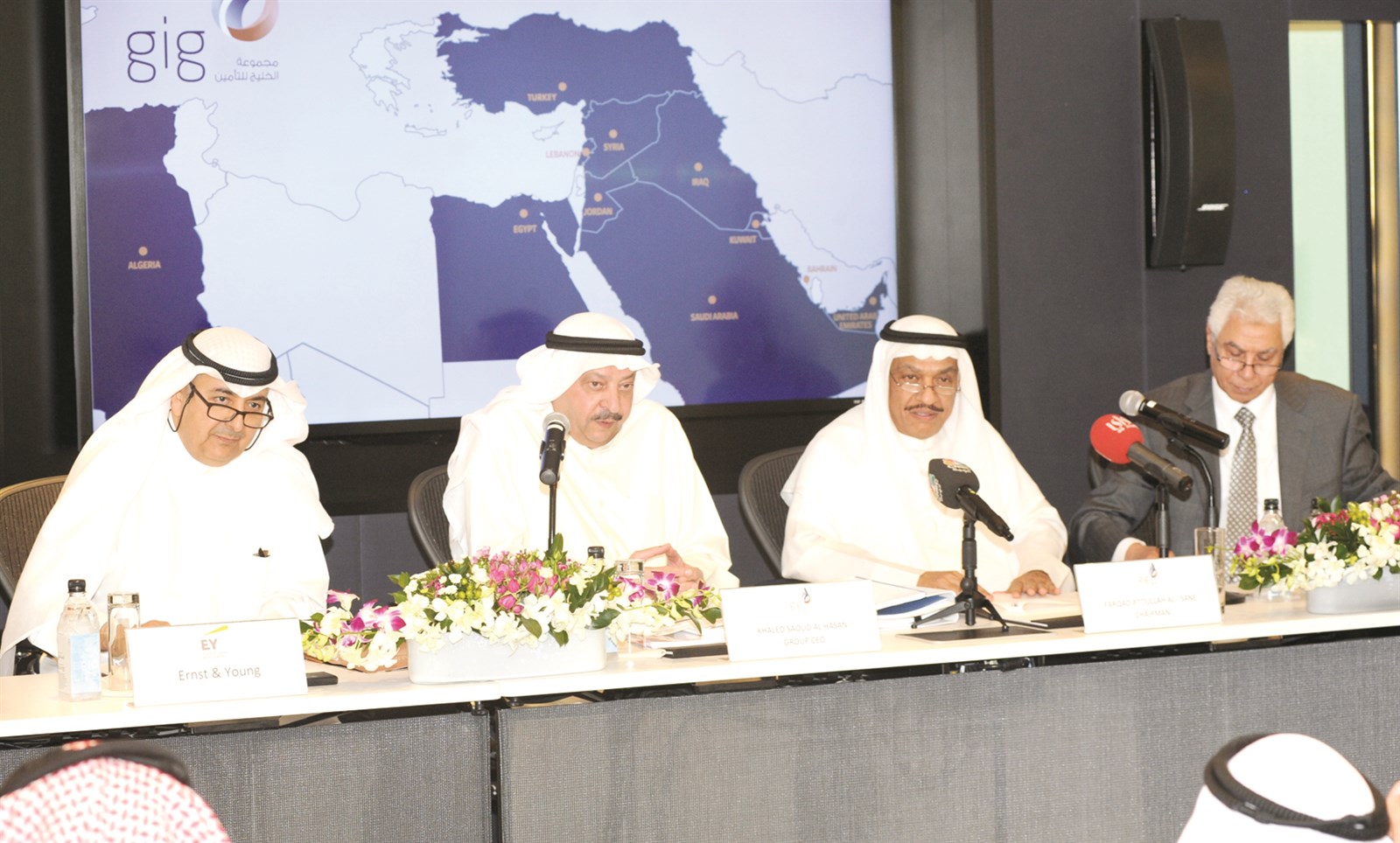 u0627u0644u0635u0627u0646u0639 u0645u062au0631u0626u0633u0627u064b u0627u0644u0627u062cu062au0645u0627u0639 u0648u0625u0644u0649 u064au0645u064au0646u0647 u0627u0644u062du0633u0646 (u062au0635u0648u064au0631 u0643u0631u0645 u0630u064au0627u0628)