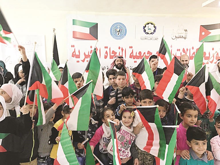 u0645u062cu0645u0648u0639u0629 u0645u0646 u0627u0644u0623u0637u0641u0627u0644 u064au062du0645u0644u0648u0646 u0627u0639u0644u0627u0645 u0627u0644u0643u0648u064au062a