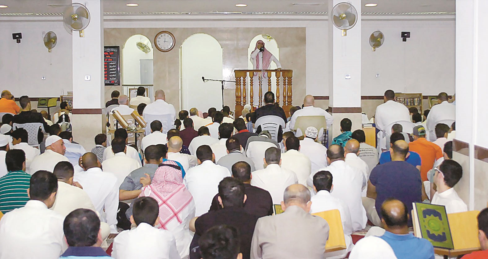 ازدحام في المسجد (تصوير بسام زيدان)
