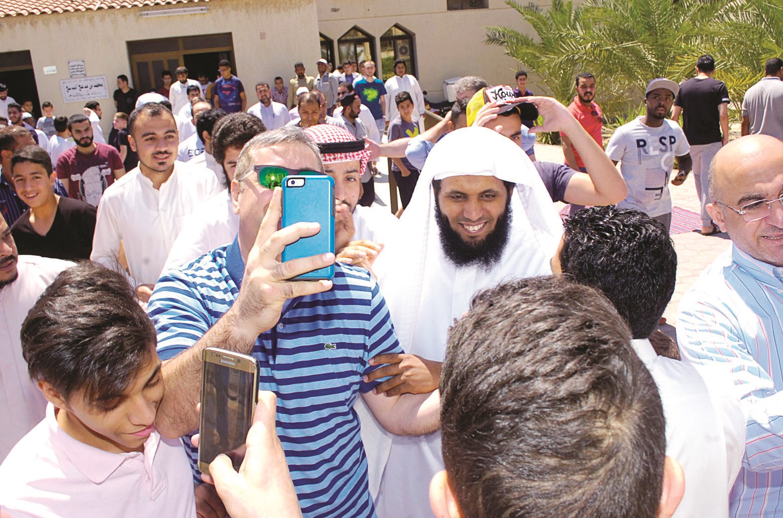 سيلفي شبابي مع السالمي خارج المسجد