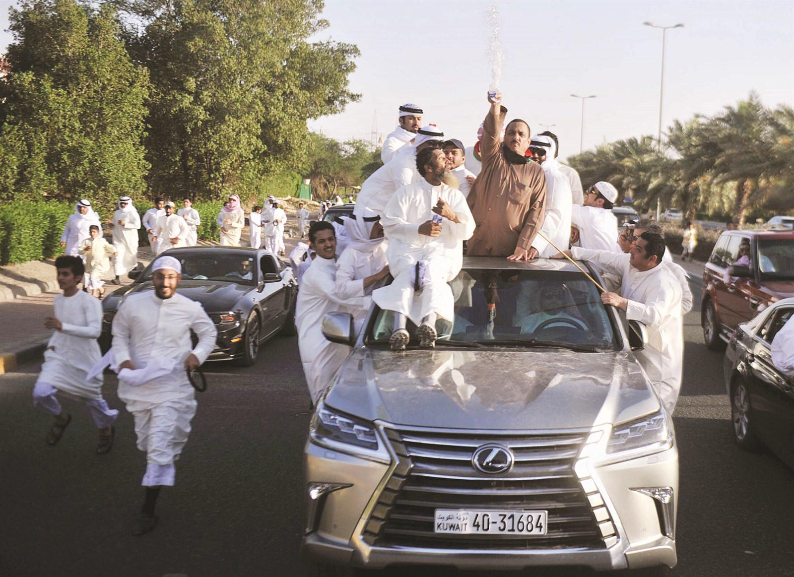 ...وناثراً الماء في الطريق إلى المنزل