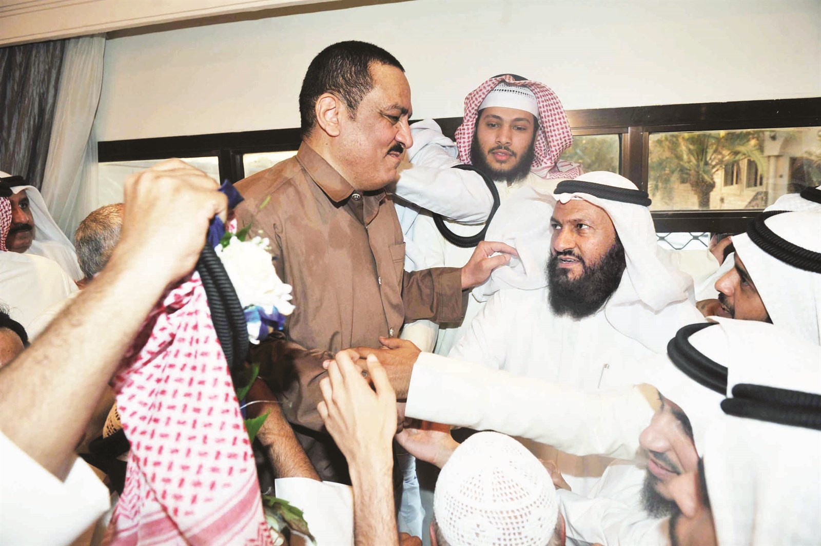 ...ومتلقياً التهاني من محمد هايف (تصوير أسعد عبدالله)