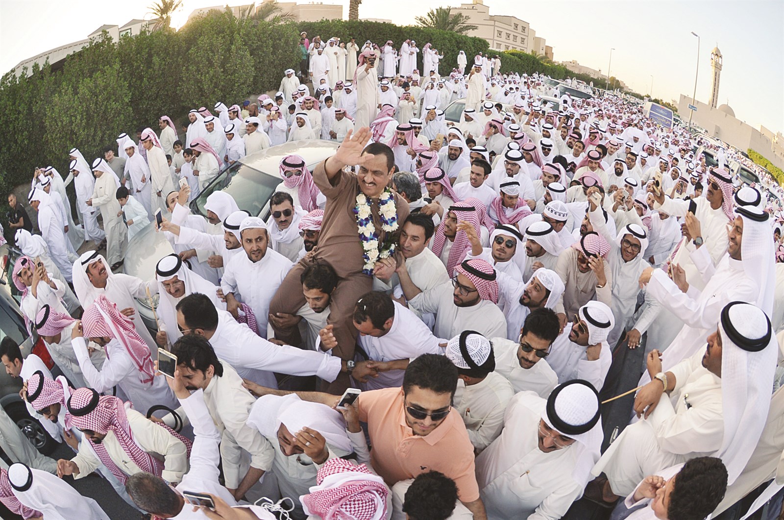 ...ومحمولاً قبيل وصوله إلى منزله