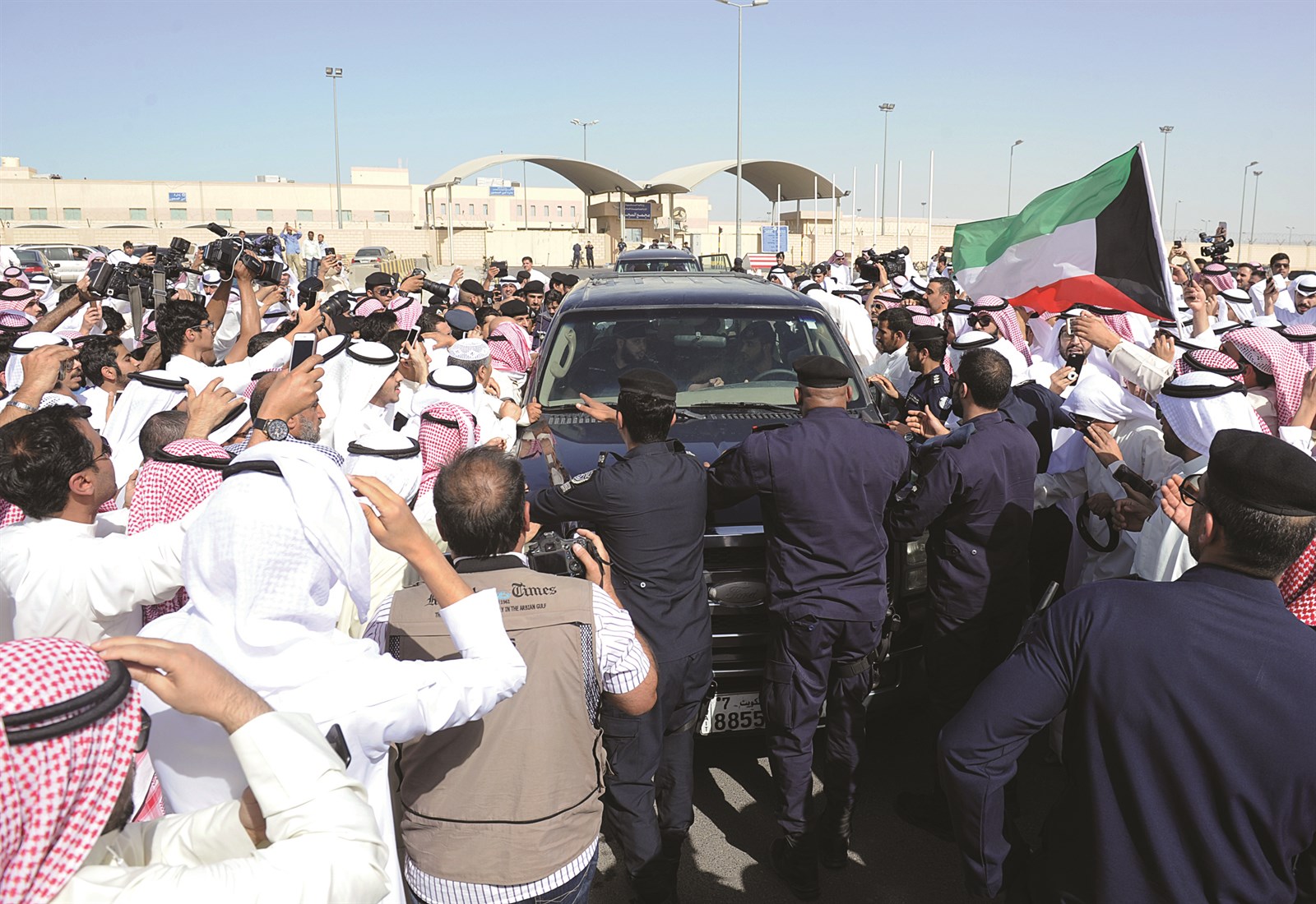 لحظة خروج سيارة «الداخلية» حاملة البراك