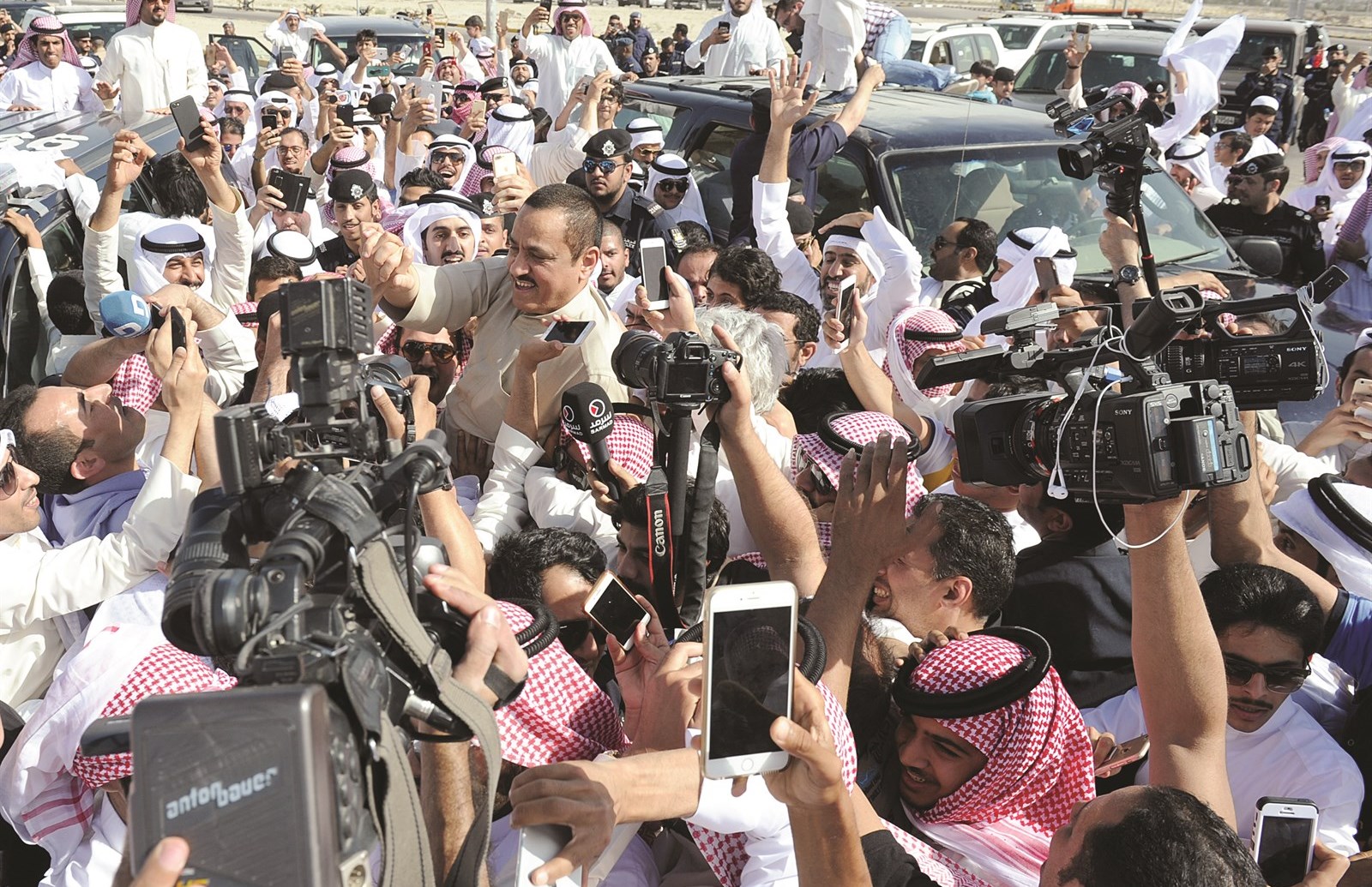 u0627u0644u0628u0631u0627u0643 u0645u062du0645u0648u0644u0627u064b u0639u0644u0649 u0627u0644u0623u0643u062au0627u0641 u0628u0639u062f u0625u0646u0632u0627u0644u0647 u0645u0646 u0627u0644u0633u064au0627u0631u0629