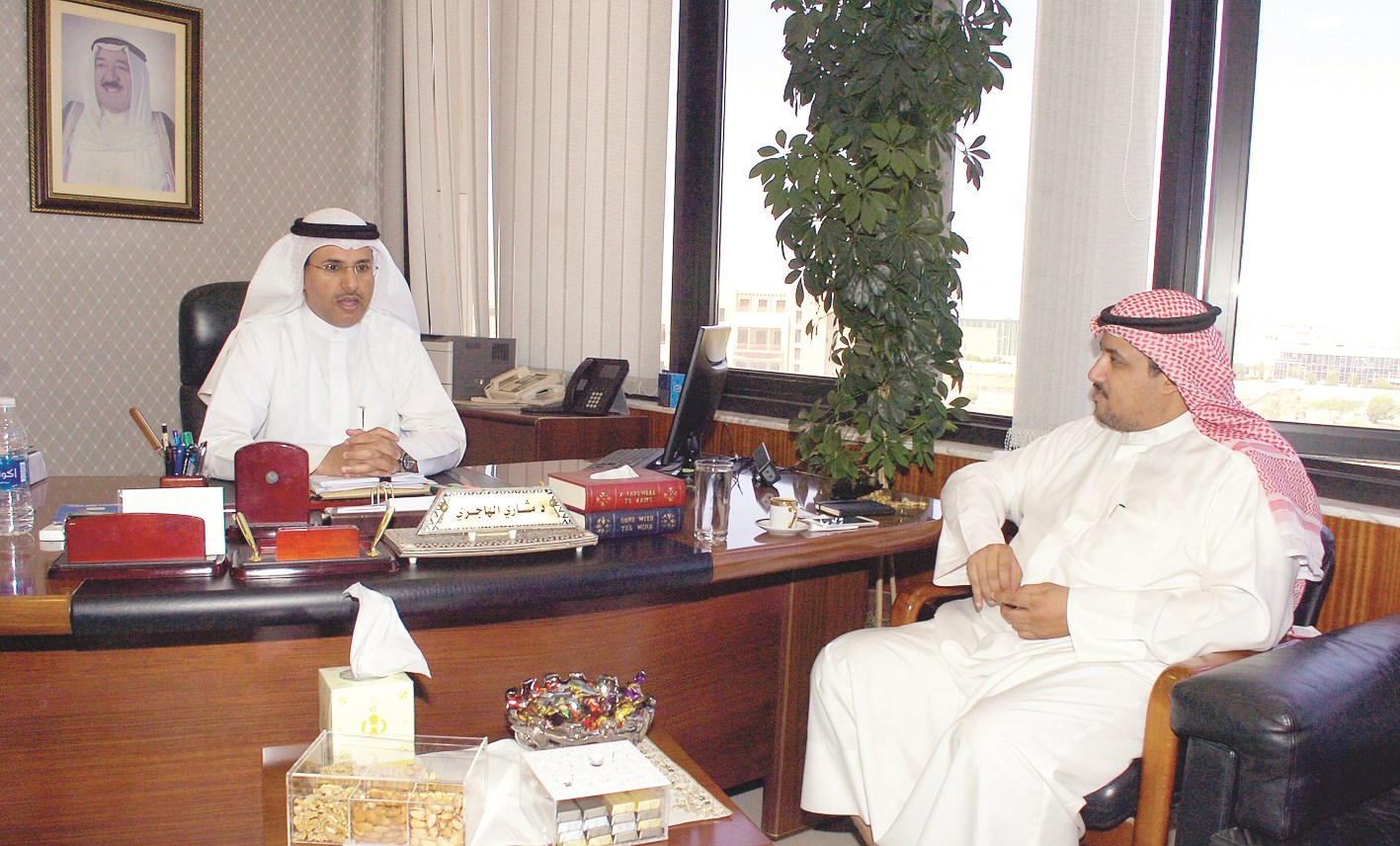 الهاجري متحدثاً للزميل تركي المغامس (تصوير بسام زيدان)