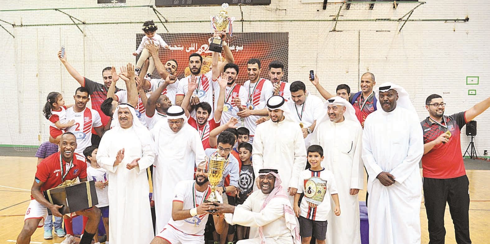 u0644u0627u0639u0628u0648 u00abu0627u0644u0643u0648u064au062au00bb u0648u0627u0644u0642u0627u0626u0645u0648u0646 u0639u0644u0649 u0627u0644u0641u0631u064au0642 u064au062du062au0641u0644u0648u0646 u0628u0643u0623u0633 u0627u0644u0633u0648u0628u0631 u0648u00abu0627u0644u062bu0644u0627u062bu064au0629u00bb (u062au0635u0648u064au0631 u0633u0639u062f u0647u0646u062fu0627u0648u064a)