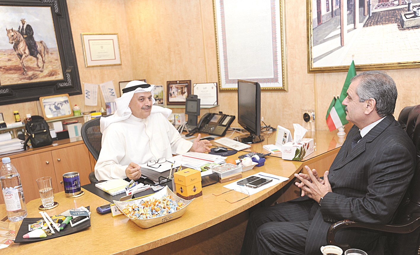المطوع متحدثاً للزميل محمد الجاموس  (تصوير كرم ذياب)