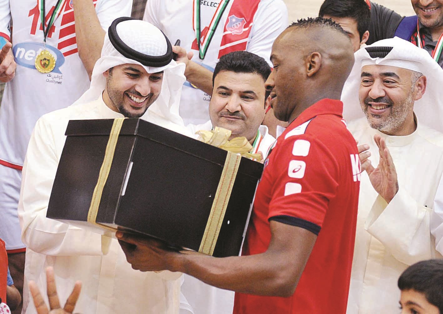 u0633u0644u0637u0627u0646 u062eu0644u0641 u064au0642u062fu0645 u0647u062fu064au0629 u0625u0644u0649 u0645u062du0645u062f u0627u0644u0646u0635u0641 u0646u064au0627u0628u0629u064b u0639u0646 u0627u0644u0644u0627u0639u0628u064au0646       (u062au0635u0648u064au0631 u0633u0639u062f u0647u0646u062fu0627u0648u064a)