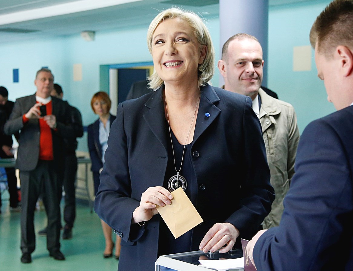 لوبن مبتسمة لدى اقتراعها (رويترز)