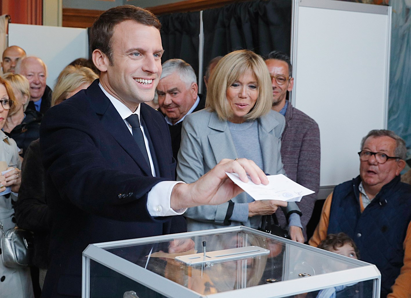 ماكرون يدلي بصوته برفقة زوجته (اي بي اي)