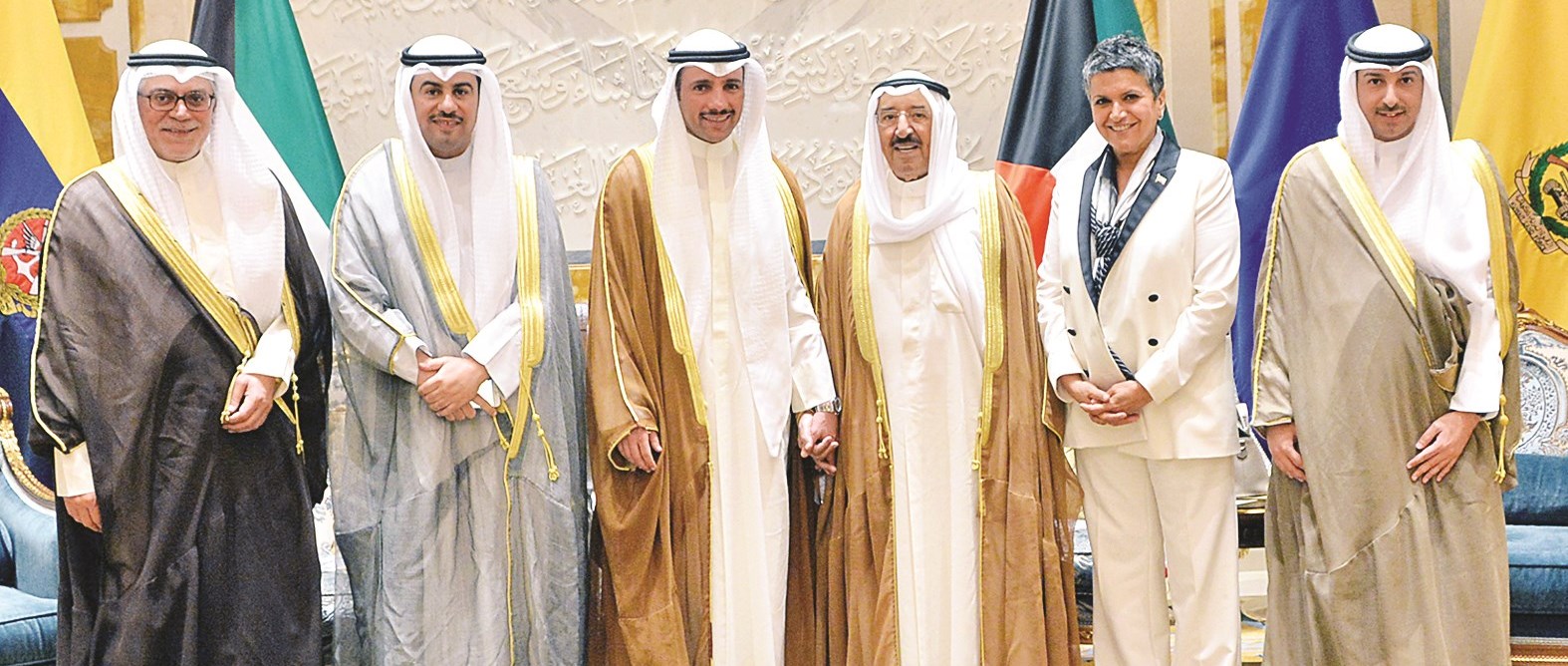 سمو الأمير متوسطاً الغانم والوفد البرلماني