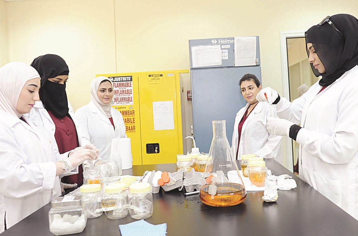 موظفات يفحصن عينات من الخضار والفواكه