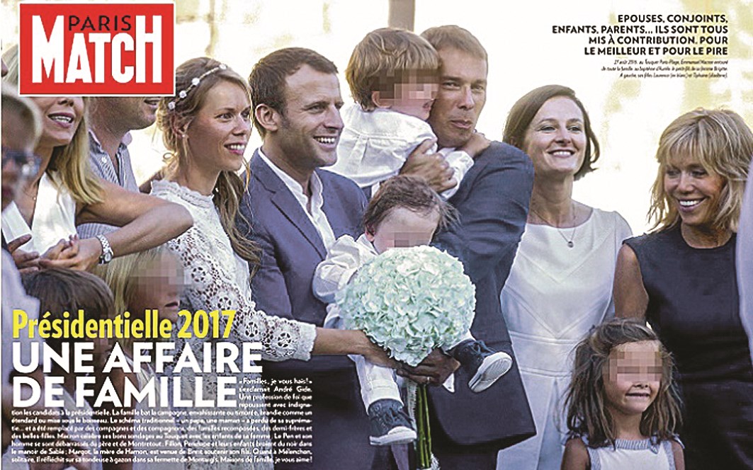 ماكرون وزوجته مع بعض أبنائها وأحفادها على غلاف مجلة «باري ماتش» العام الماضي