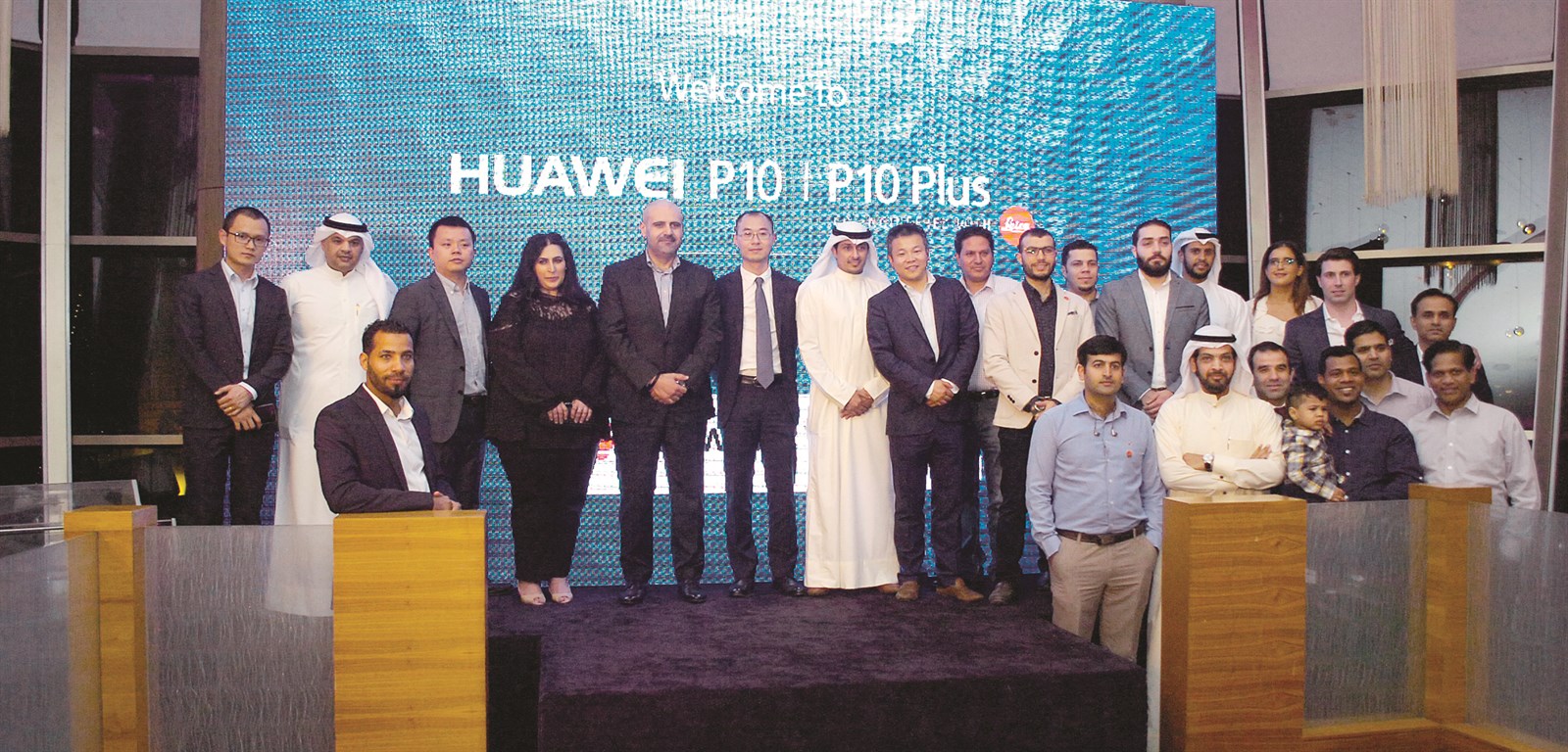 فريقا «VIVA» و«هواوي» في لقطة جماعية (تصوير بسام زيدان)