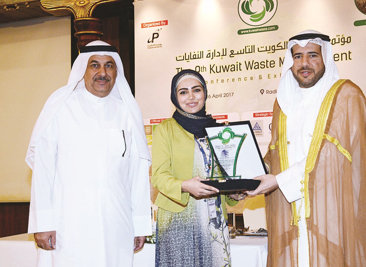 تكريم إحدى المشاركات