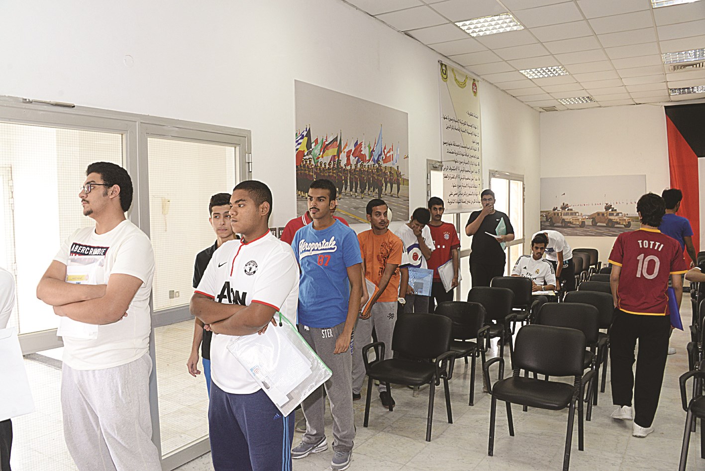 شباب ينتظرون دورهم للتسجيل