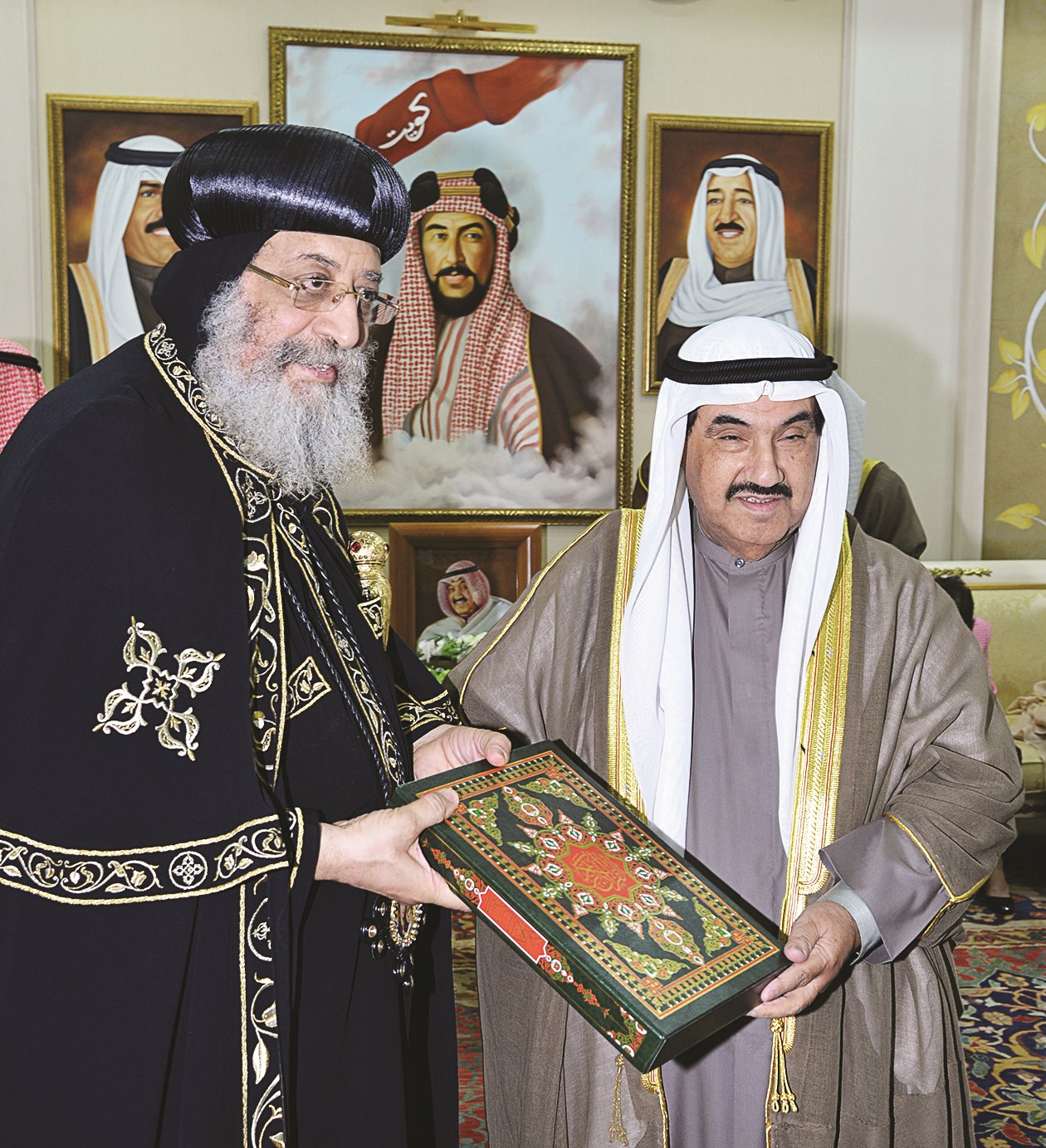 ناصر المحمد مهدياً البابا تواضروس نسخة من القرآن الكريم