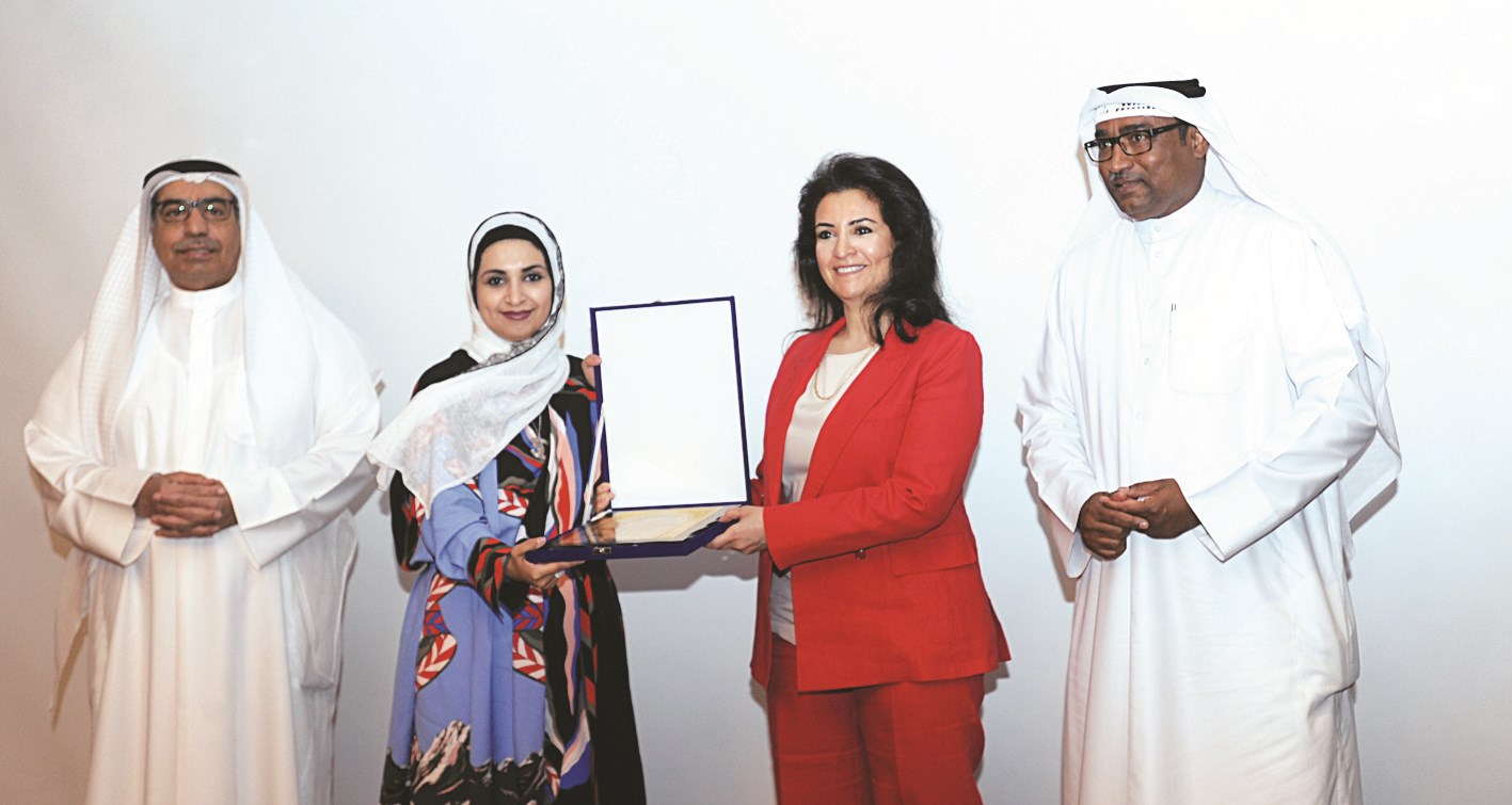 عهود سالم العلي مكرمة إحدى المتدربات