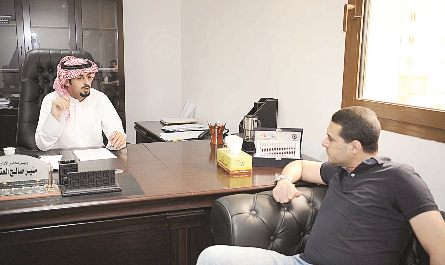 العتيبي خلال حديثه مع الزميل إبراهيم موسى   (تصوير طارق عزالدين)