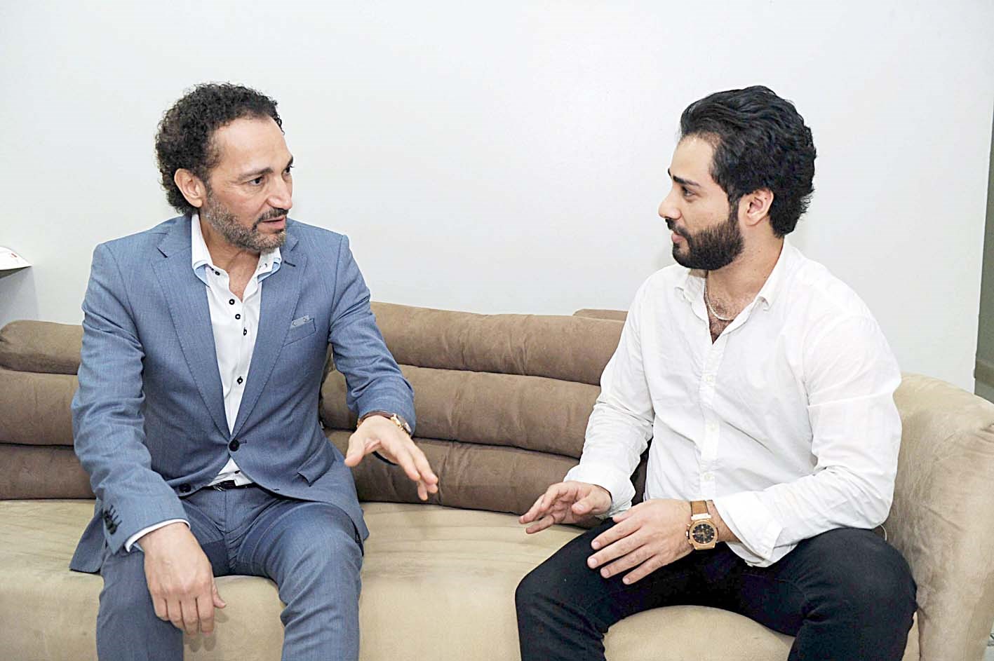 شمّة متحدثاً إلى الزميل علاء محمود