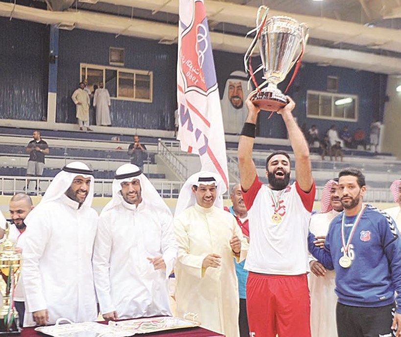 u0644u0627u0639u0628 u00abu0627u0644u0643u0648u064au062au00bb u0639u0628u062fu0627u0644u0631u062du0645u0646 u0627u0644u0628u0627u0644u0648u0644 u064au0631u0641u0639 u0643u0623u0633 u0627u0644u0627u062au062du0627u062f u0644u0643u0631u0629 u0627u0644u064au062f (u062au0635u0648u064au0631 u0633u0639u0648u062f u0633u0627u0644u0645)