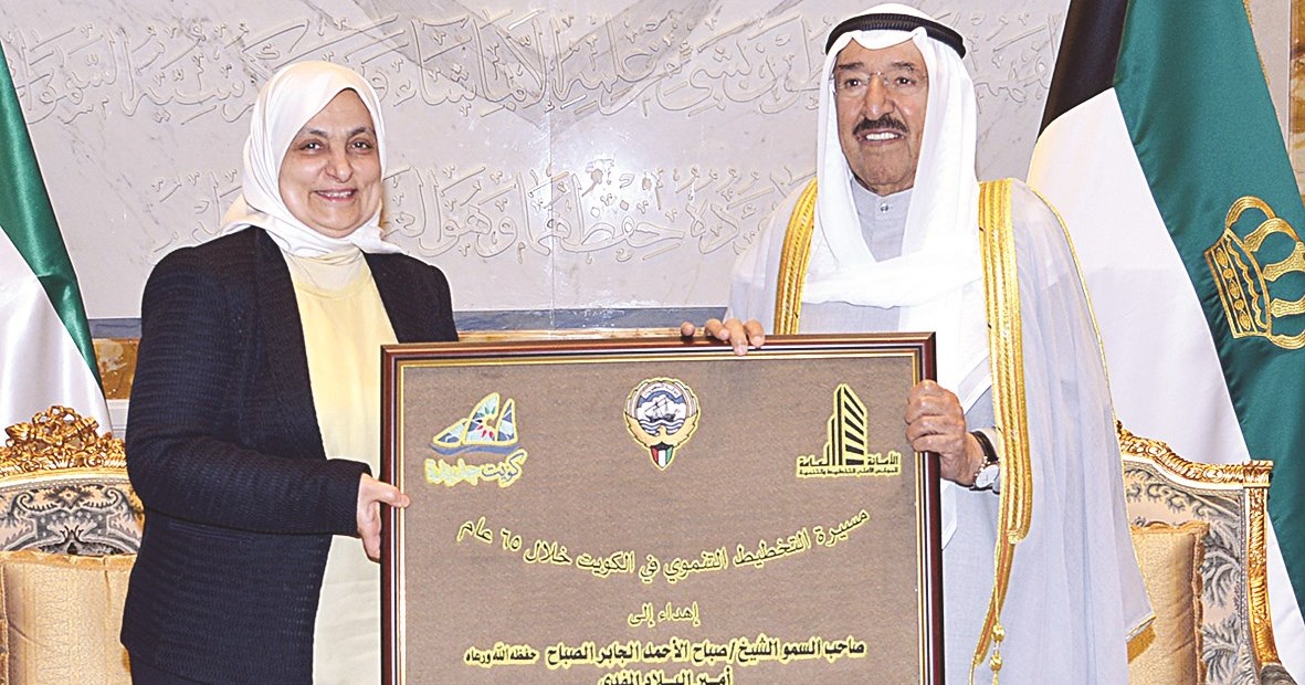 صاحب السمو متسلماً من الصبيح تقرير مسيرة التخطيط التنموي