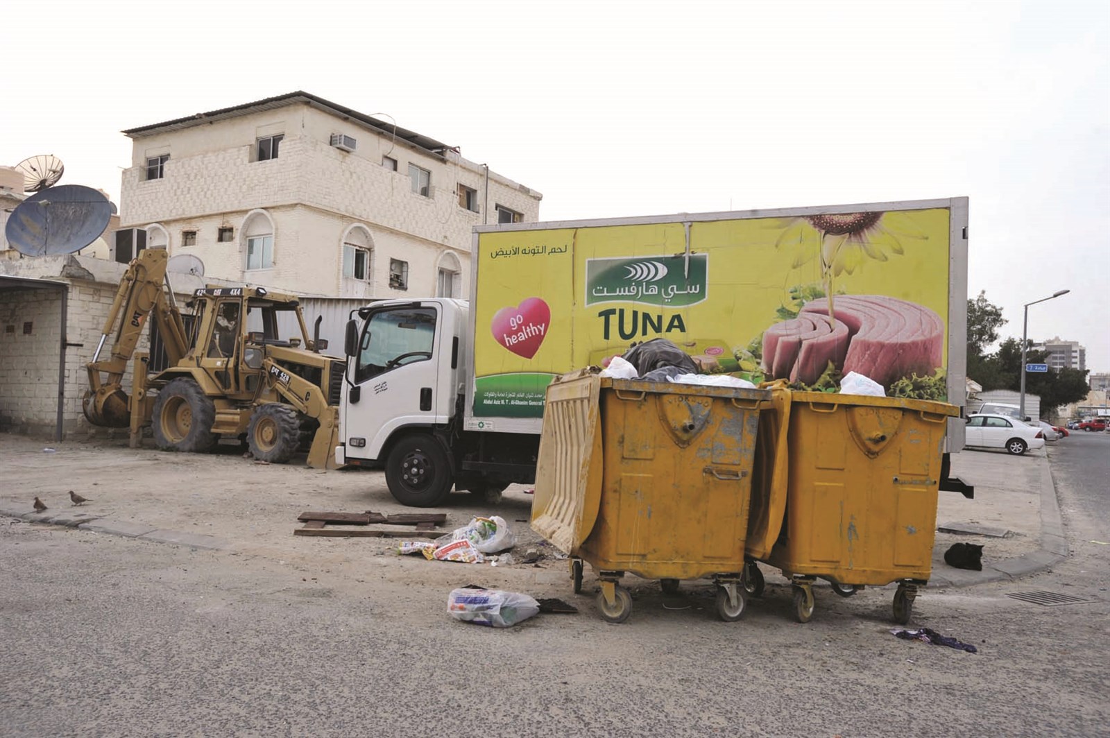 «تراكتور» وهاف لوري... وحاويات تطفح بالقمامة!