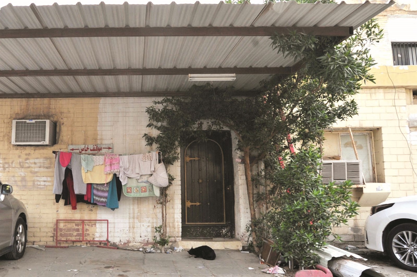 عزاب ينشرون غسيلهم على حبال أمام المنزل