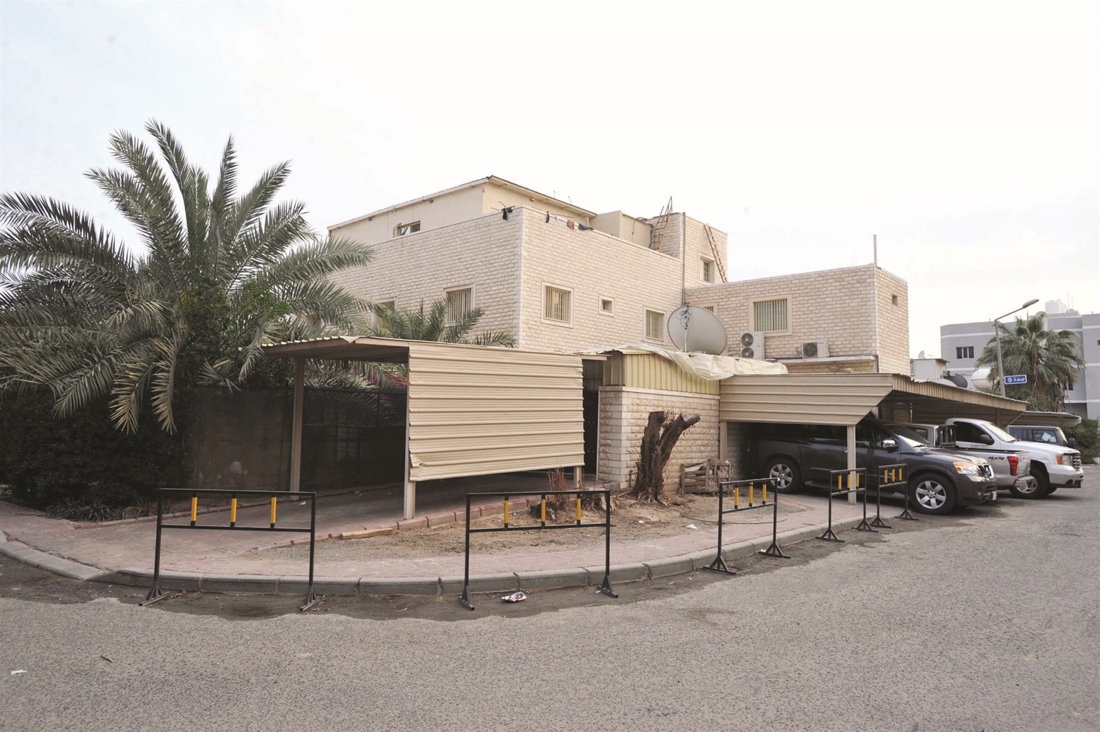 حواجز حديدية لمنع وقوف السيارات أمام المنازل